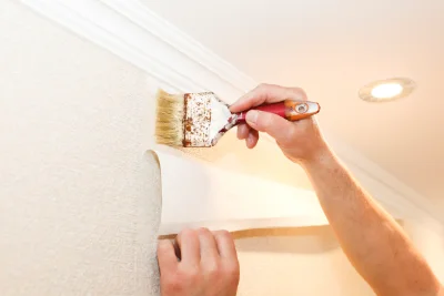 Pose de papier peint à Sauzon — revêtements muraux et toiles de verre